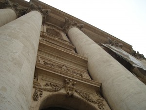 A 132.5 méter magas Szent Péter-bazilika bejárata.