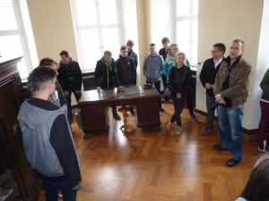 A Heiligenstadt-i polgármeser úr (jobbról a második) felújítás alatt lévő irodájában.