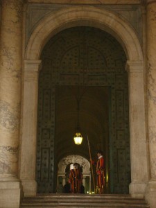 Svájci gárdisták díszőrsége a bazilika oldalsó bejáratánál.