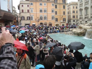 A Trevi kút a szertartást megelőző délutánon.