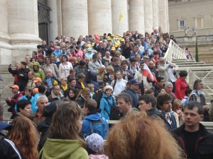 Bazilikából távozó látogatók.