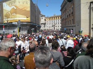 Az egyik mellékutca látképe több száz méterre az oltártól.