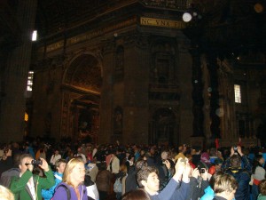 A monumentális méretektől úgy tűnik, mintha egy belvárosban sétálnánk este.