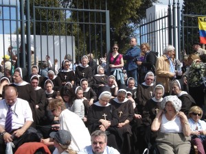 Apácák fülhallgatón és rádión keresztül hallgatják a szentmisét csaknem egy kilométerre az oltártól.