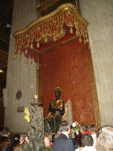 Szent Péter szobrát csak biztonsági őrségen át lehetett megközelíteni.